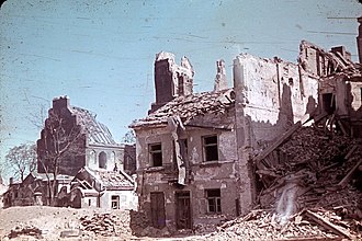 The square in 1944 Rynek Nowego Miasta w Warszawie sierpien 1944 Ewa Faryaszewska.jpg