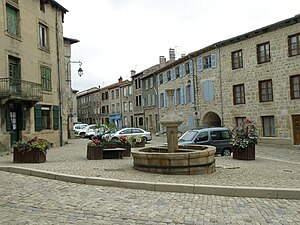 Saint-Didier-en-Velay Grand'Place2.JPG