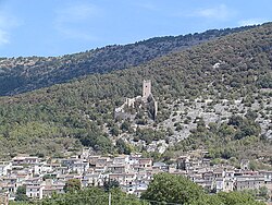 Vista del paese con il castello medievale