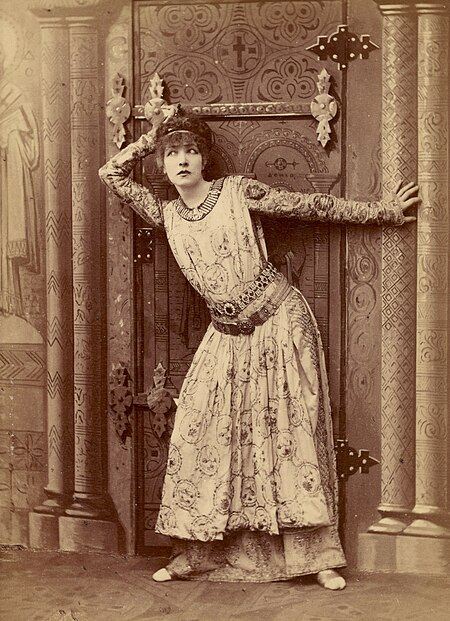 Fail:Sarah_Bernhardt_as_Theodora_by_Nadar.jpg