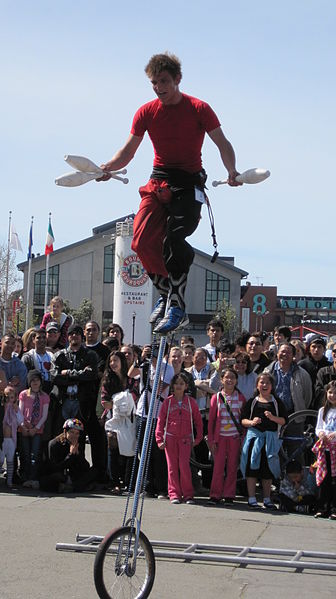 File:Sardine Family Circus performing at Fisherman's Wharf 2010-03-14 19.JPG