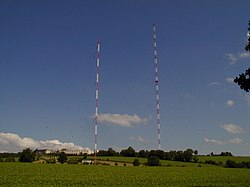 Left to right: control building, south mast (120 m), north mast (265 m) Sender Bisamberg 01.jpg