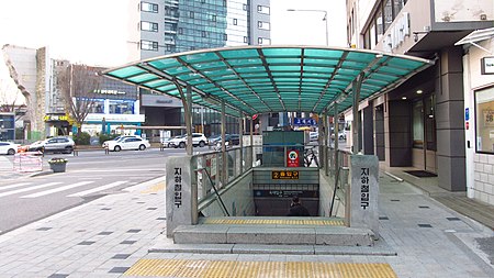 Seoul metro 427 Sookmyung womens university station entrance 02 20181126 170718