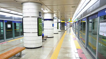 Seoul metro 750 Onsu station platform 3 4 20191023 171906