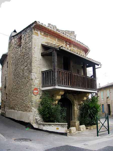 File:Sernhac Maison au balcon.JPG