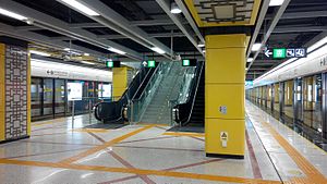 Shenzhen Metro Line 9 Ludancun Sta Platform.jpg