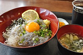 釜揚げと生シラスのしらす丼。茨城県大洗町にある「五十集矢」のしらす二色丼定食Aコーヒー付き