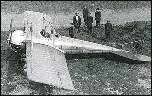 Boční pohled na letadla Sikorsky S-9 kolem roku 1913.jpg