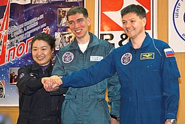 Da esquerda para direita: Yi So-Yeon, Sergey Volkov, Oleg Kononenko