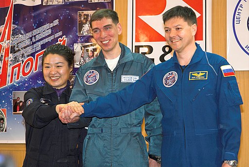 512px-Soyuz_TMA-12_Crew.jpg