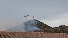 Fișier: Stingerea incendiului la Monte longu Posada cu avionul Canadair.webm