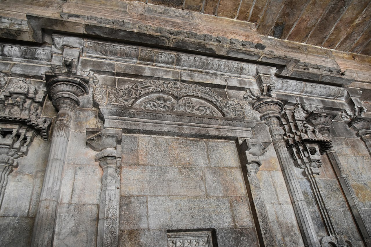 Sri Ranganathaswamy Temple, dedicated to Vishnu, in Srirangam, near Tiruchirappali (84) (37513353141).jpg