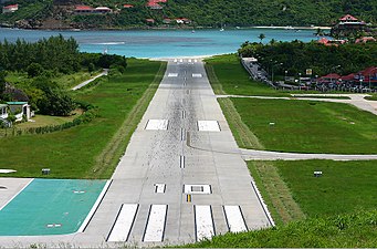 Landningsbanan på Saint Barthélemys flygplats, sedd från bergen.