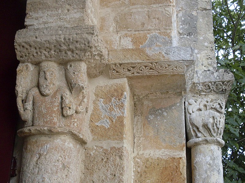 File:St Robert detail portail.JPG