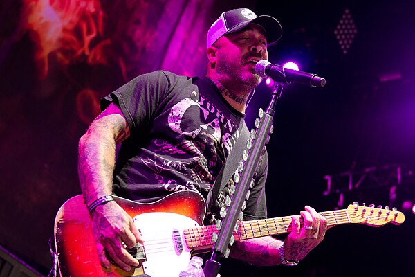 Aaron Lewis Wikiwand Aaron lewis, (born april 13, 1972), is the lead vocalist, rhythm guitarist, and founding member of the rock group staind, with whom he has released seven. aaron lewis wikiwand