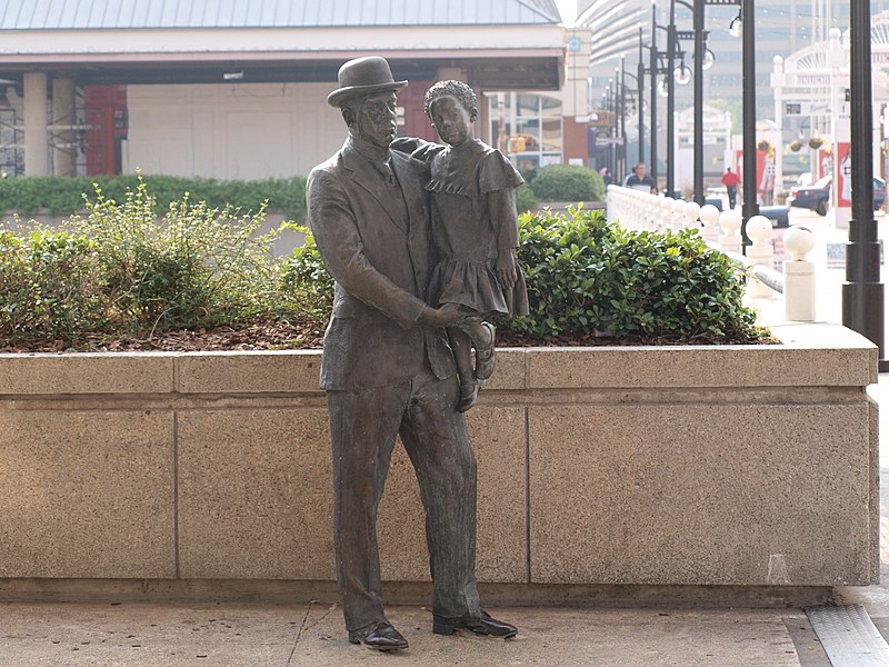 File:Statue at Underground Atlanta.JPG