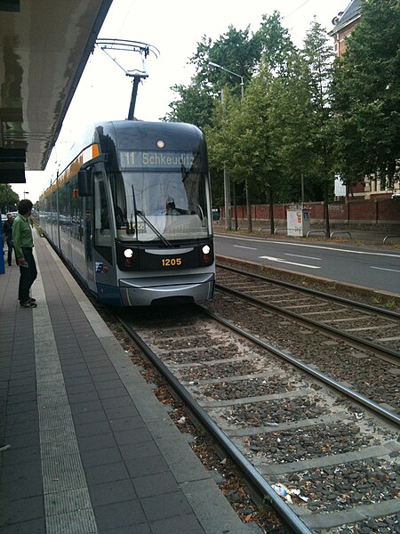 File:Straßenbahn der Linie 11, Haltepunkt Karl-Liebknecht-Kurt-Eisner-Straße, Leipzig - panoramio (11).jpg