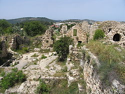 Vestígios da praça da aldeia de Suba e edifícios circundantes, anteriormente o pátio do Castelo de Belmont