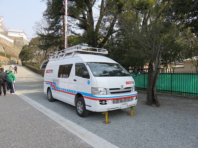 File:Sun TV Toyota HiAce at Himeji Castle 20160312.jpg