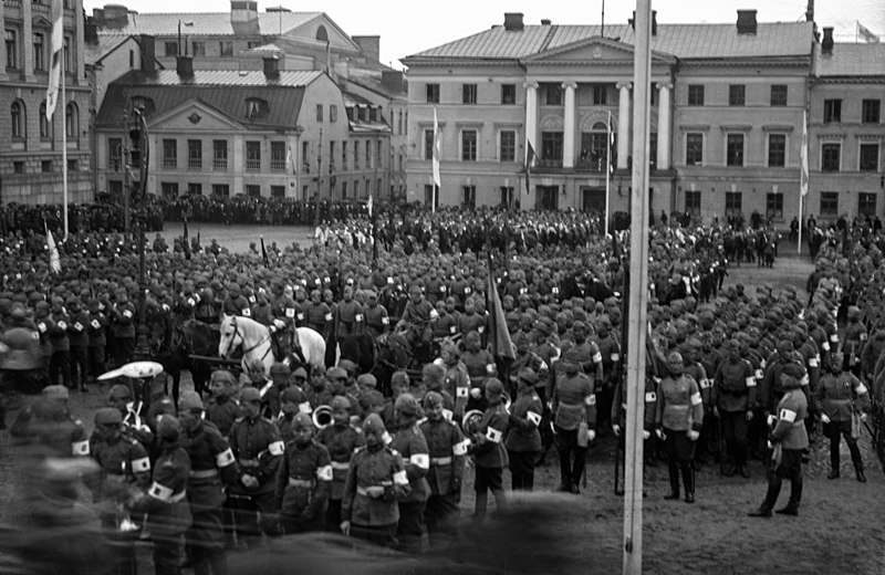 File:Suojeluskuntalaisia Senaatintorilla - N190390 - hkm.HKMS000005-000004f0.jpg