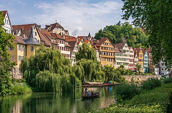 Panorama de um conjunto de edifícios históricos às margens do rio Neckar no bairro antigo de Tübingen, Alemanha, visto do sudoeste da ilha dos plátanos. À esquerda, a torre Hölderlin atrás de um salgueiro-chorão, em frente a ela, no Neckar, navega uma embarcação típica de Tübingen, o Stocherkahn (definição 7 287 × 4 796)