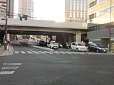 浦和駅南側で京浜東北線・宇都宮線・高崎線と交差する。ここから前地三丁目までが4車線で供用されている。