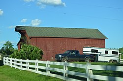 The Cedars farmstead'deki ahır, topluluğun temel bir parçası