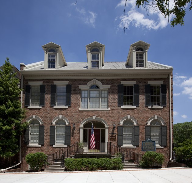 File:The Huntsville Inn, built in 1817, is now a beautiful brick office located on the square in Huntsville, Alabama LCCN2010639562.tif