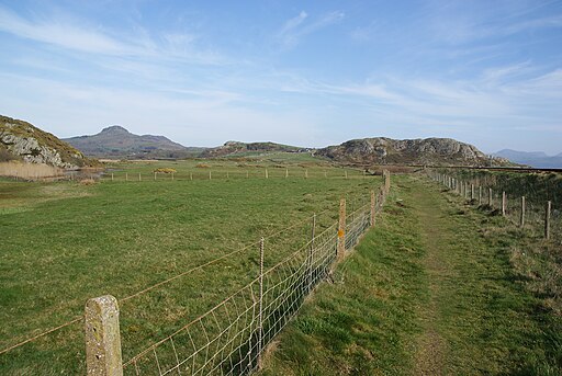 The Llŷn Coastal Path next to the railway - geograph.org.uk - 2904821