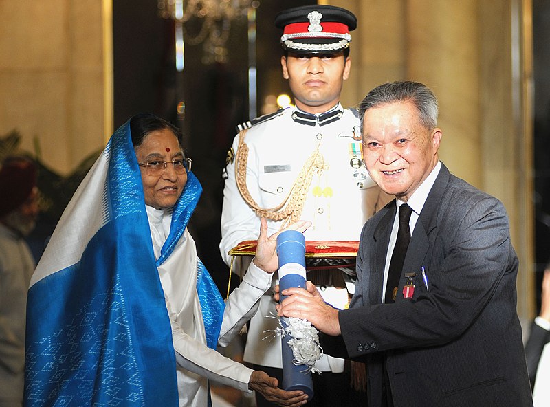 File:The President, Smt. Pratibha Devisingh Patil presenting Padma Bhushan Award to Prof. Tan Chung, at the Civil Investiture Ceremony-I, at Rashtrapati Bhavan, in New Delhi on March 31, 2010.jpg