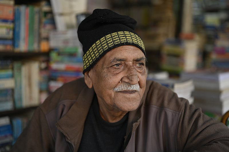 File:The owner of a old book selling store at Golpark, South Kolkata.jpg