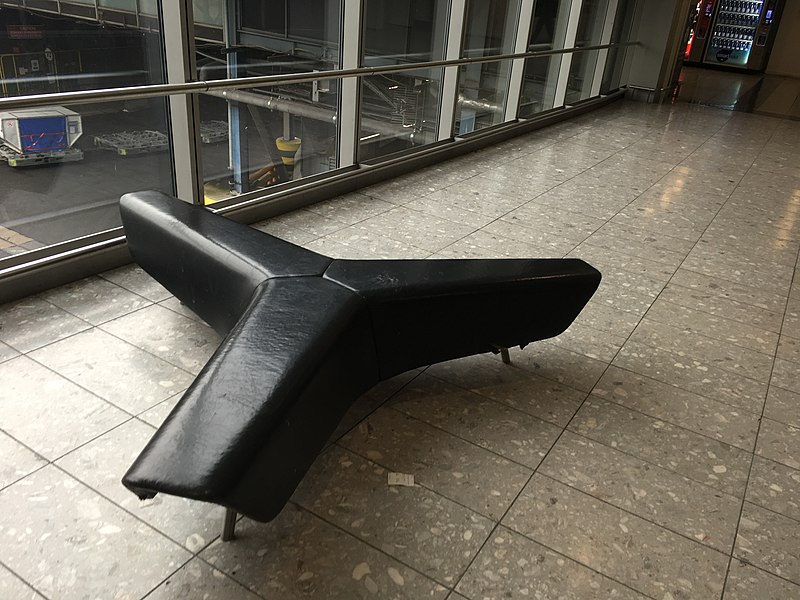 File:Three-pointed bench (41130907335).jpg