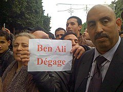 Affichette « Ben Ali dégage » à Tunis, le 14 janvier 2011.