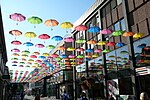 Miniatuur voor Bestand:Umbrellas street in Trondheim.jpg