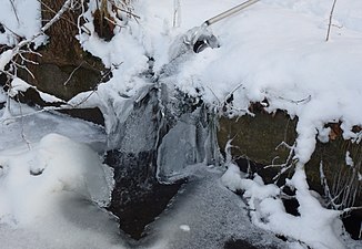 Vatten från Vårby källa rinner ner i Gömmarbäcken
