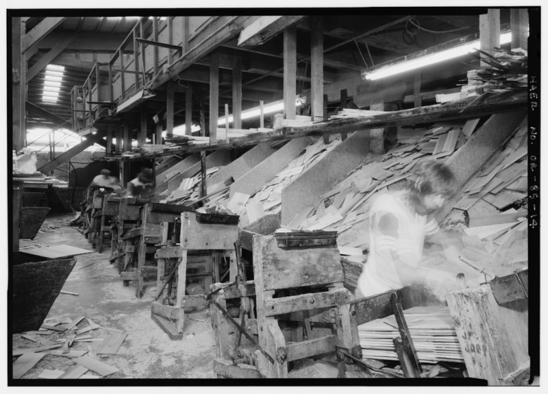 File:VIEW OF WORKER SIZING AND SORTING SHINGLES - Lester Shingle Mill, 1602 North Eighteenth Street, Sweet Home, Linn County, OR HAER ORE,22-SWEHO,1-14.tif