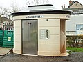 Toilette publique, le plus compact des édifices utilisant l'électricité pour commander les objets les fluides et les tâches associées : la porte et son ouverture/fermeture, le bidet auto-nettoyant, le cycle de lavage du sol, l'aération, l'éclairage... après 1980.