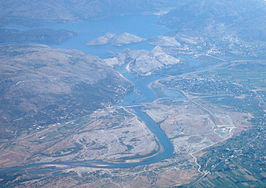 Luchtfoto met rechts in het midden Mjedë en rechts bovenaan Laç-Qyrsaç