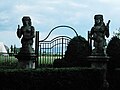 Cancello con statue di donne-gate with statues of women