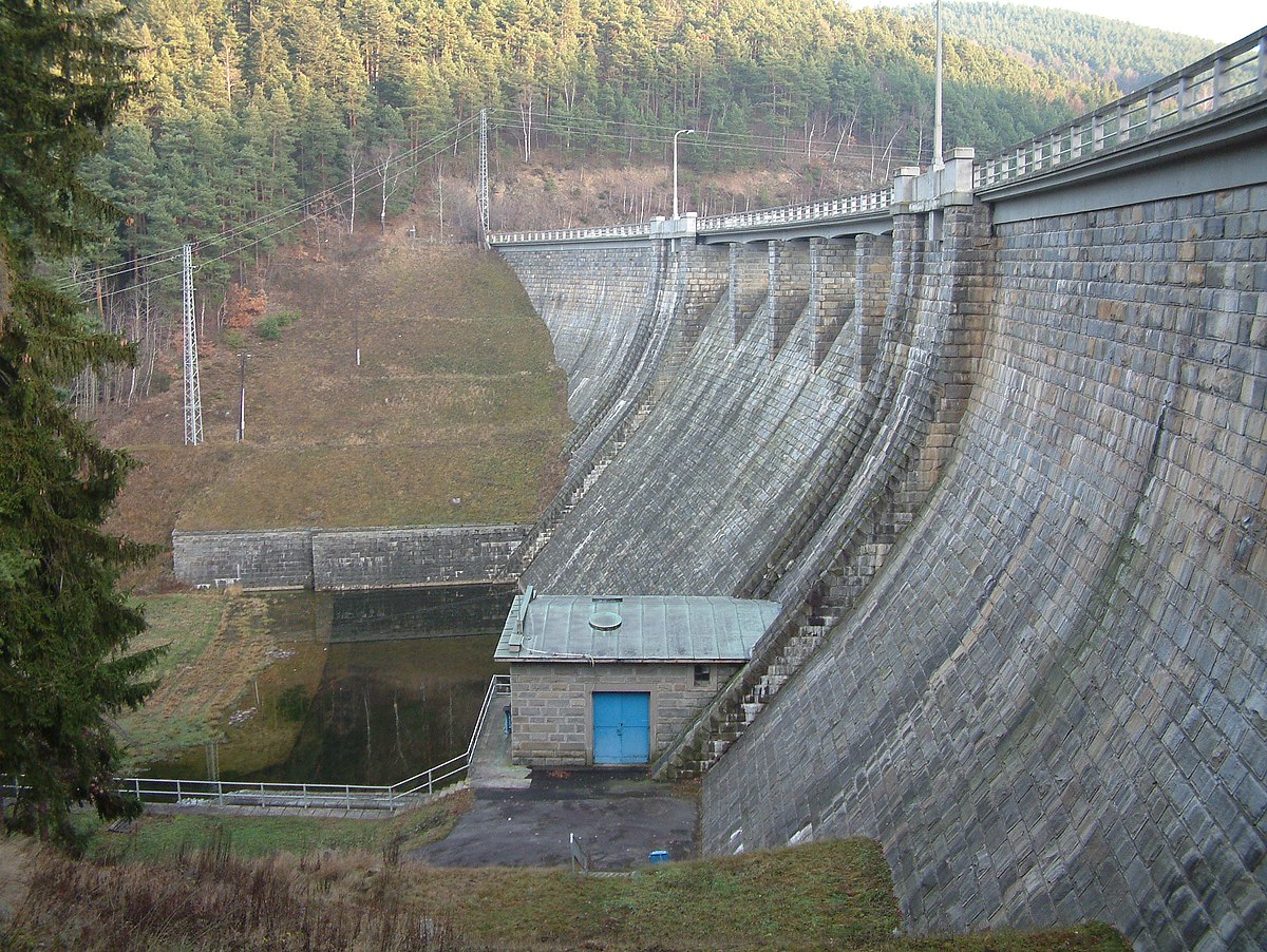 Площадь плотины. Стена плотины. Vodní nádrž Bystřička, Чехия. Dam ortuyu.