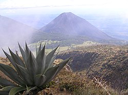 O vulcão Izalco visto do vulcão Santa Ana