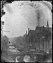 Foto van Jacob Olie uit 1861 toont het verschil destijds tussen de Liesdelbrug op de voorgrond en de Ouderkerksbrug op de achtergrond