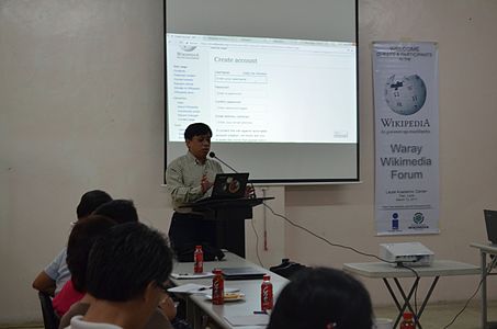 Jojit Ballesteros gives a demonstration on how to edit Wikipedia