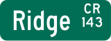 Persegi panjang hijau dengan Ridge, CR, dan 143 putih. Ridge adalah di sebelah kiri sedangkan CR dan 143 dikelompokkan bersama-sama di sebelah kanan.