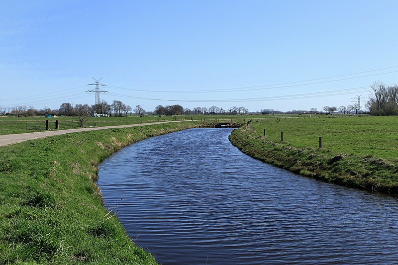 File:Weener Stapelmoor - Kohlweg + Stapelmoorer Sieltief 01 ies.jpg