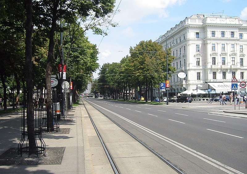 File:Wien Ringstraße zwischen Rathaus und Burgtheater.jpg