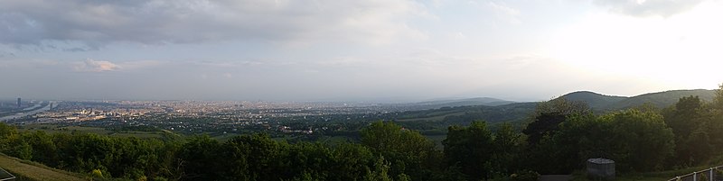 File:Wien vom Kahlenberg aus gesehen - panoramio.jpg