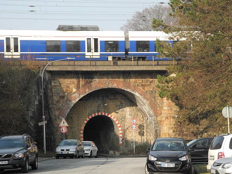 File:Wuppertal, Brücke Flieth, von S, Zug.jpg