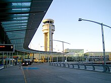 Sector de salidas hacia Estados Unidos y torre de control del aeropuerto.