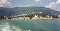 English: View of Yalta's Naberezhna (shoreline) from the Black Sea. Français : Vue de Yalta depuis la mer.